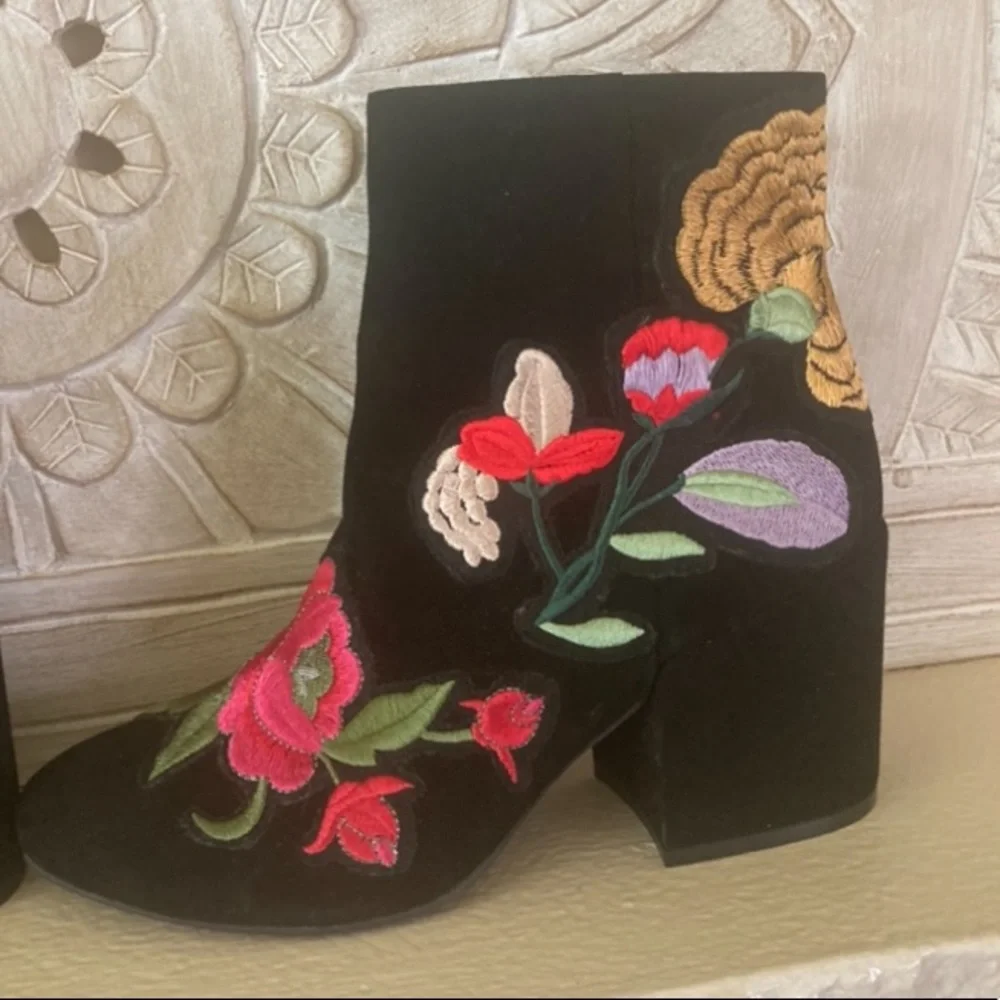 š„Kenneth Cole New York Women's Reeve 4 Block Heel Bootie with Embroidery Ankle - Picture 5 of 13